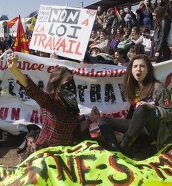 Manifs contre la Loi Travail : le florilège des banderoles étudiantes - manif17mars etudiant lycéen manifestations banderoles messages