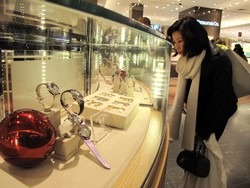 Métiers/Emploi : de bonnes perspectives pour les métiers du luxe  - métiers du luxe travailler dans luxe mode LVMH bijoux parfumerie oenologie secteur luxe horlogerie 
